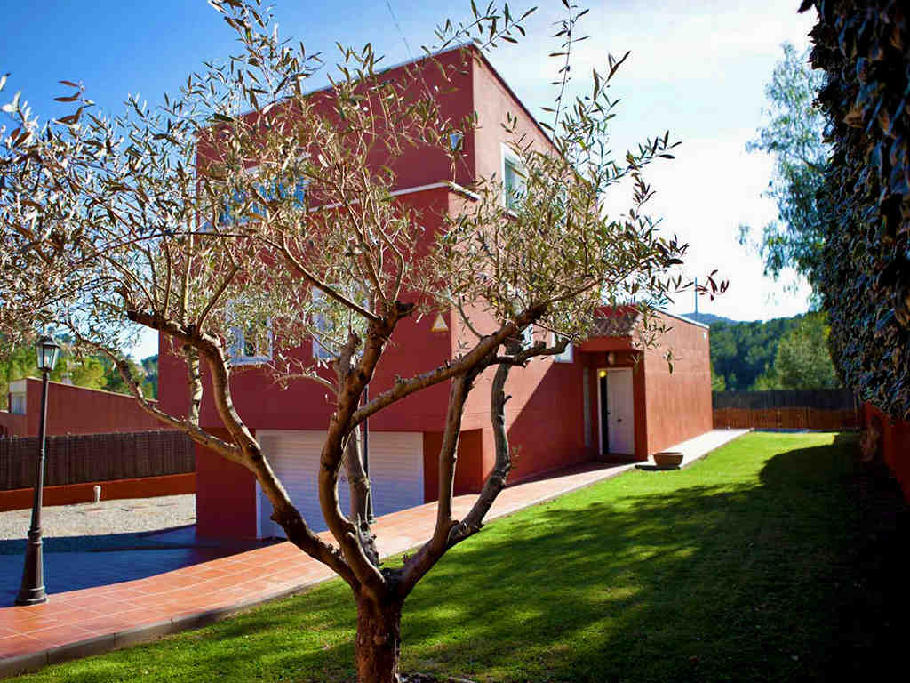 holiday villas in sitges and its red façade