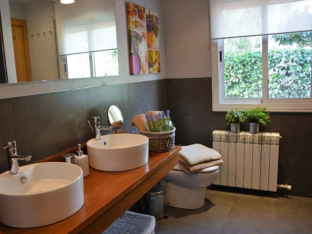 Holiday villas in Sitges and their bathroom