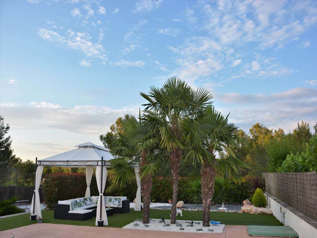 villa in Sitges with vegetation.