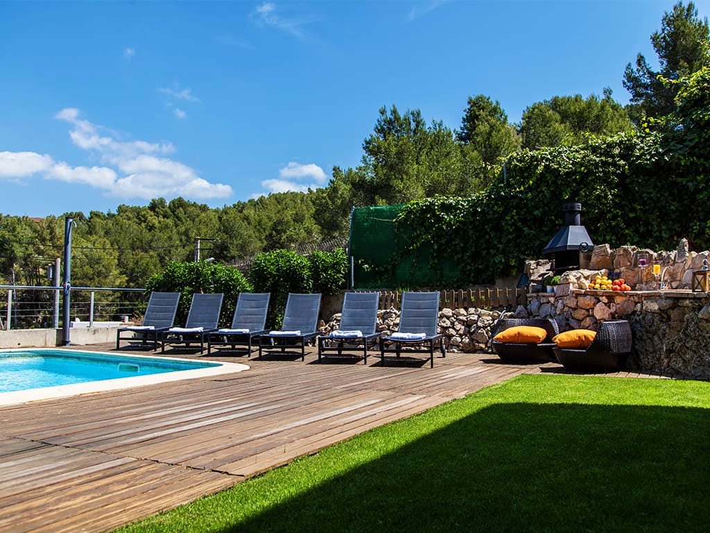 Sitges villas for rent with large gardens