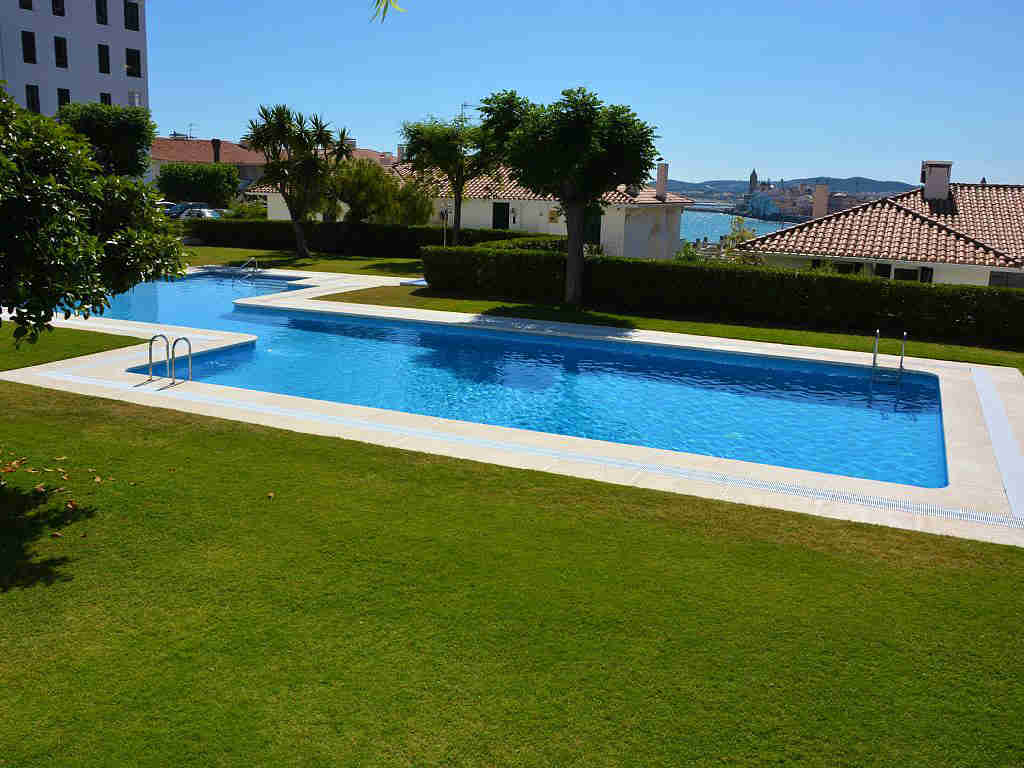 holiday apartments in sitges with garden and pool