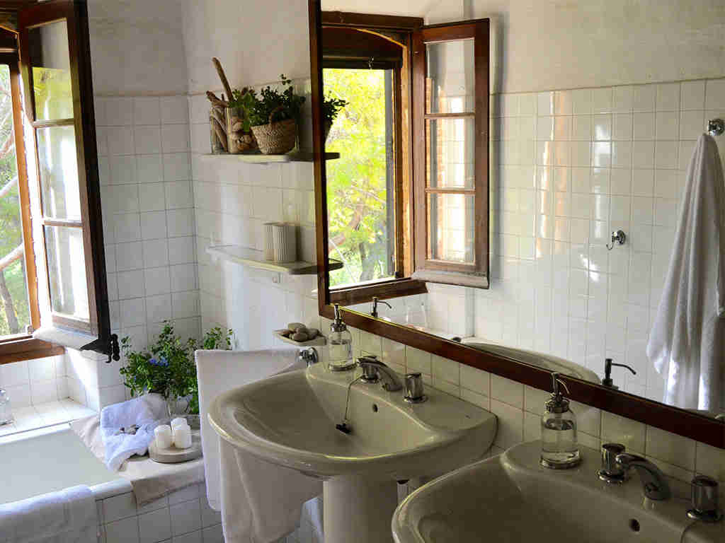 spanish farmhouse and its bathroom 1