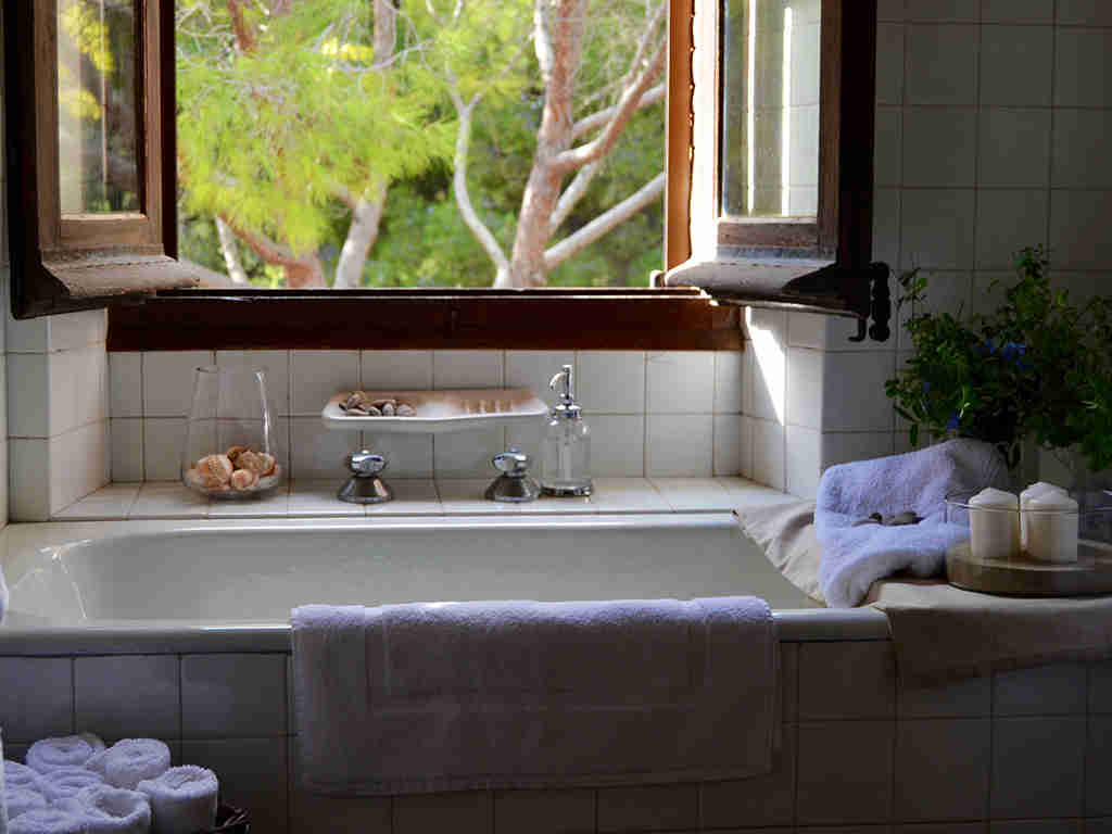 spanish farmhouse and its bathtub