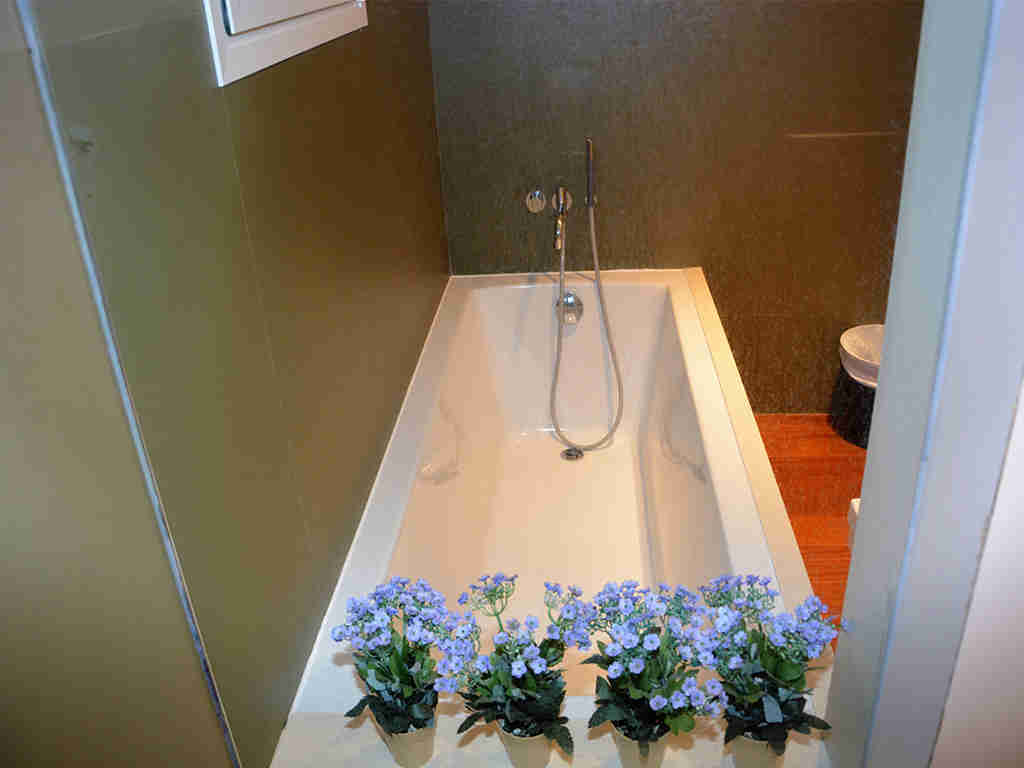 bathtub of the sitges apartments with pool