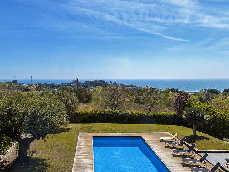 Mediterranean holiday villas in Sitges with pool