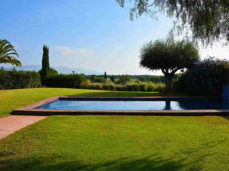 Luxury holiday villas in Sitges with swimming pools