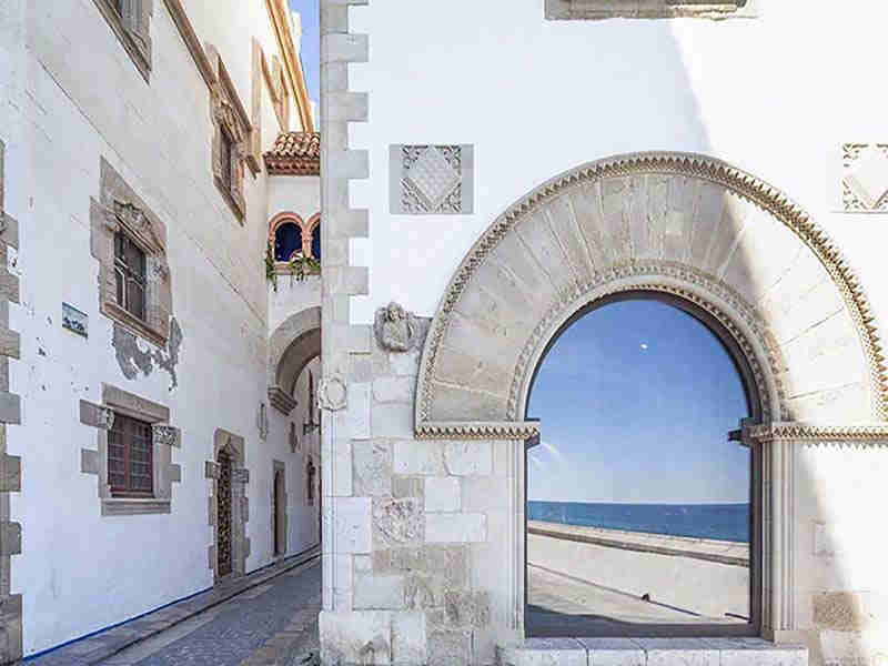 The old town of Sitges: the canyon and the wall