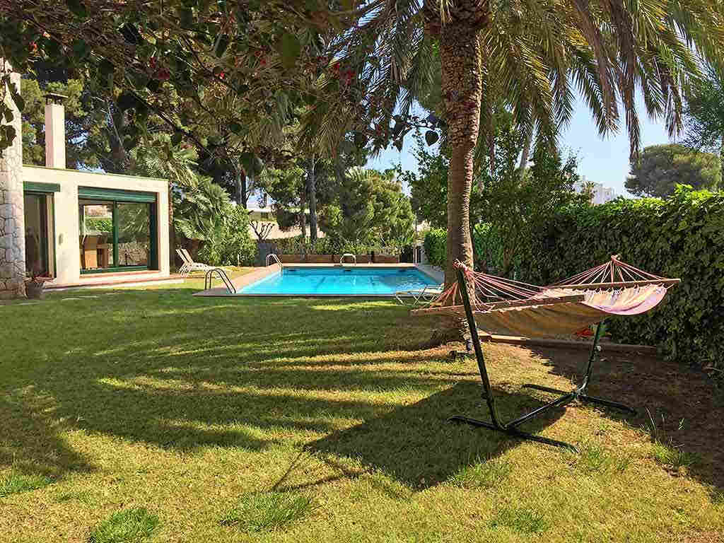 Sitges holiday villa near Barcelona: pool and garden