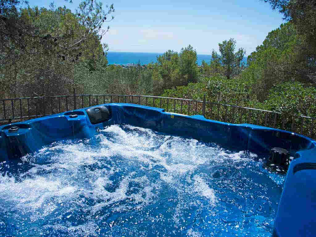 Holiday Sitges villa near Barcelona: jacuzzi