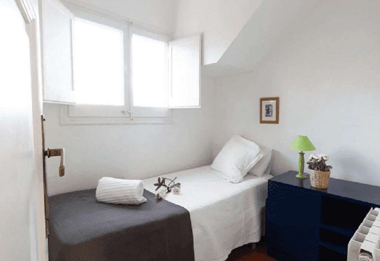 Chambre avec lit individuel