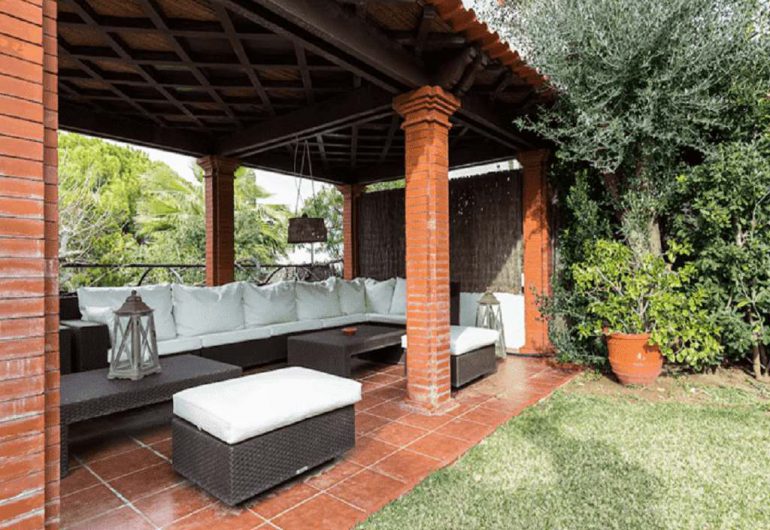 Sofas dans le jardin