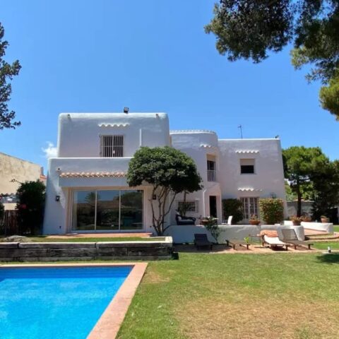 House with private pool for rent