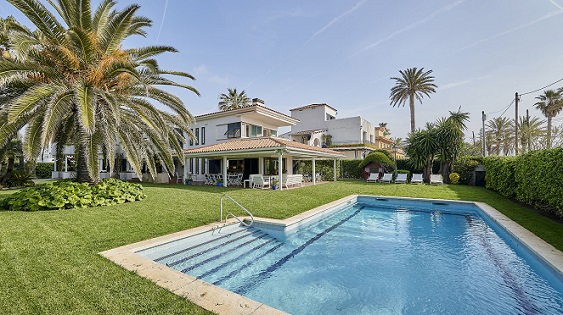 Villa Sitges near the beach