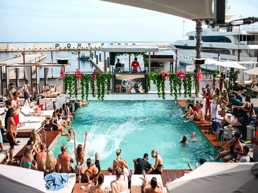 Beach clubs in Barcelona with restaurants