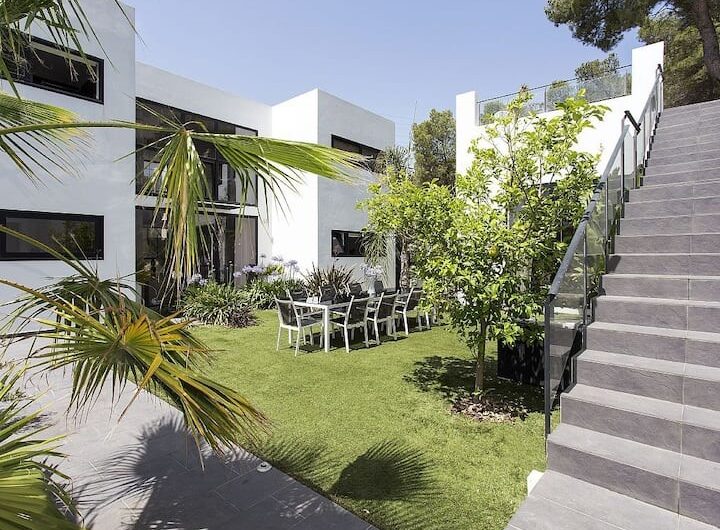 surroundings of Sitges large groups