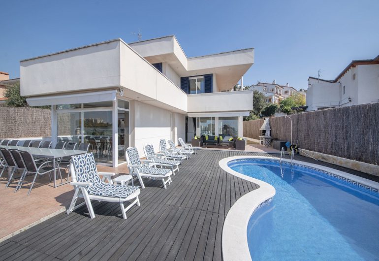 surroundings of Sitges large groups