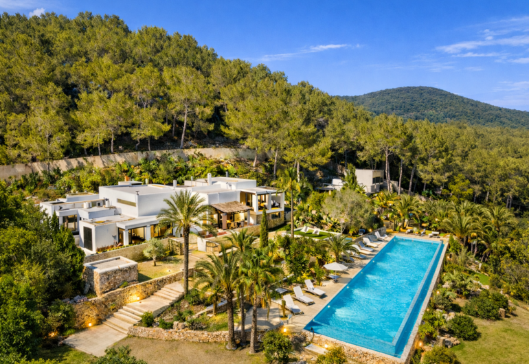 Luxury villa in Ibiza near the beach